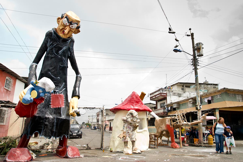 Illustration for article titled In Ecuador, insane giant sculptures of The Hulk and Hellboy invade on New Year's Eve